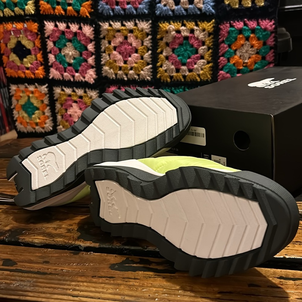 New in box sorel ona rmx puffy slip on - Picture 3 of 4